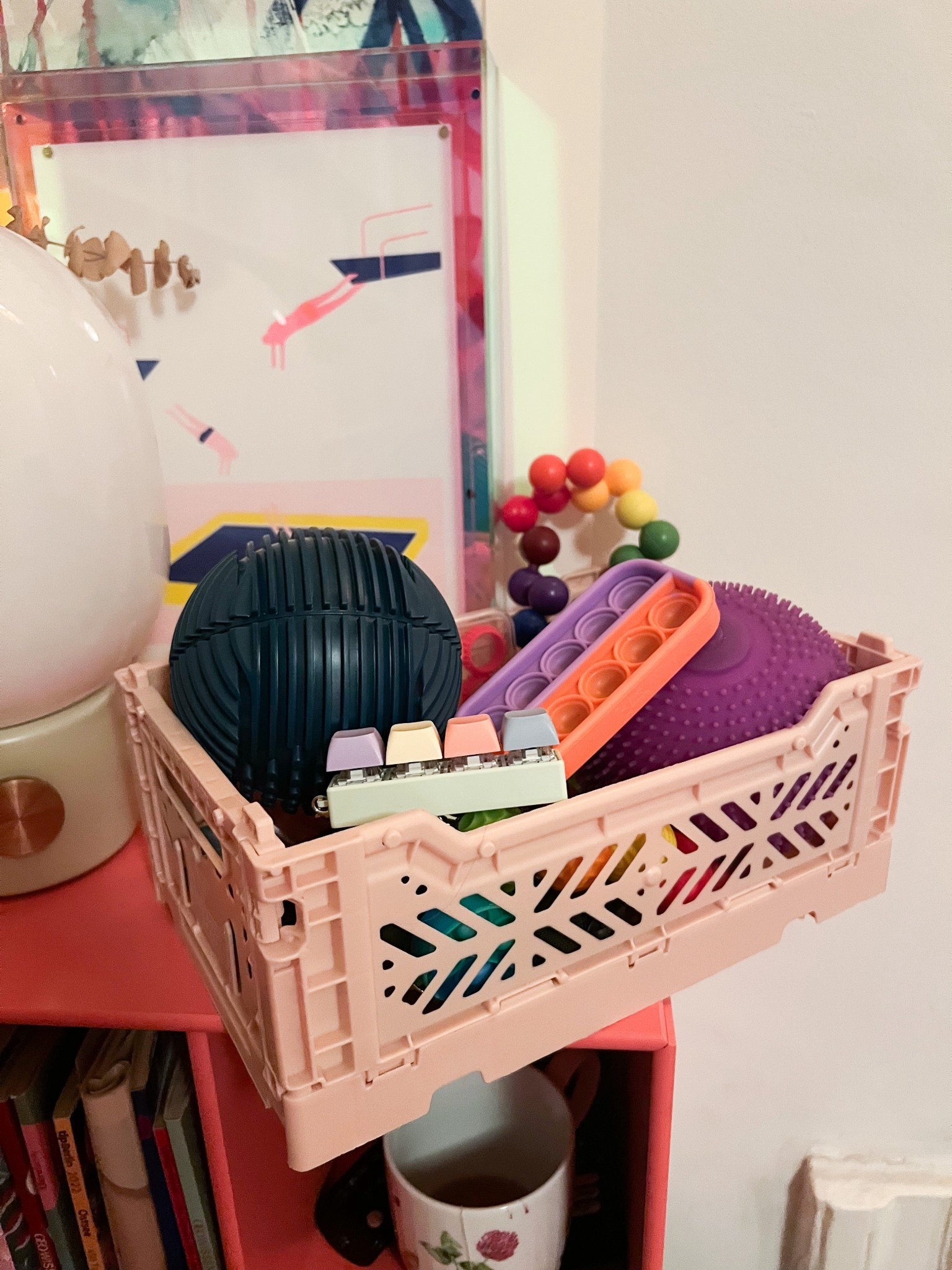 Fidget toy Kiste. Hilft Kindern und Erwachsenen, sich zu konzentrieren und sind ein Ersatz für Fingernägel kauen und Co. 
Der ABSOLUTE Favorit ist die Mini-Tastatur! 

#LTKkids #LTKfamily #LTKdeutschland