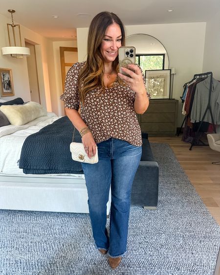Casual Night Out Outfit
Use code RYANNE10 for 10% off Gibsonlook items

Fit tips: top L, tts // Jeans 12, tts

Fall outfit, Night out, Outfit inspiration, Purse, Jeans, Gibsonlook

#LTKmidsize #LTKSeasonal #LTKHoliday