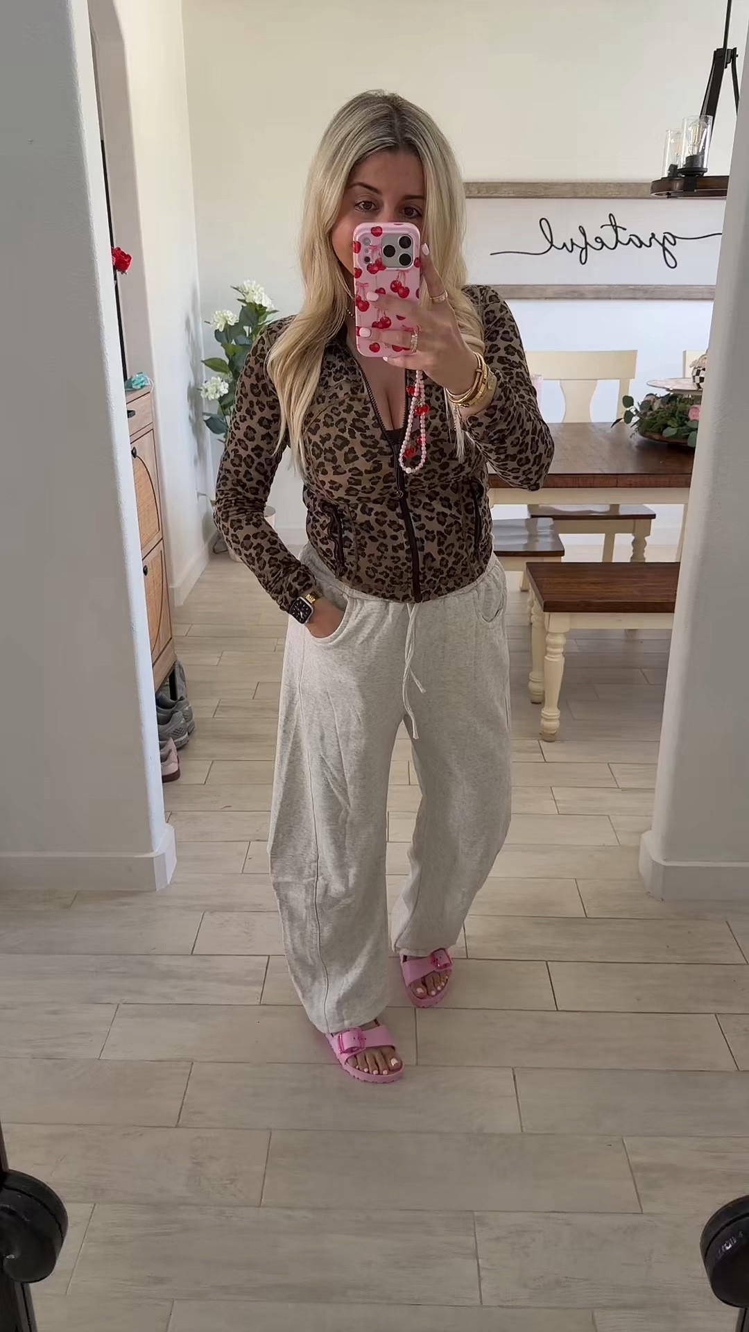 Comfy cute outfit
Define jacket size 6
Barrel sweatpants small
Birkenstocks tts