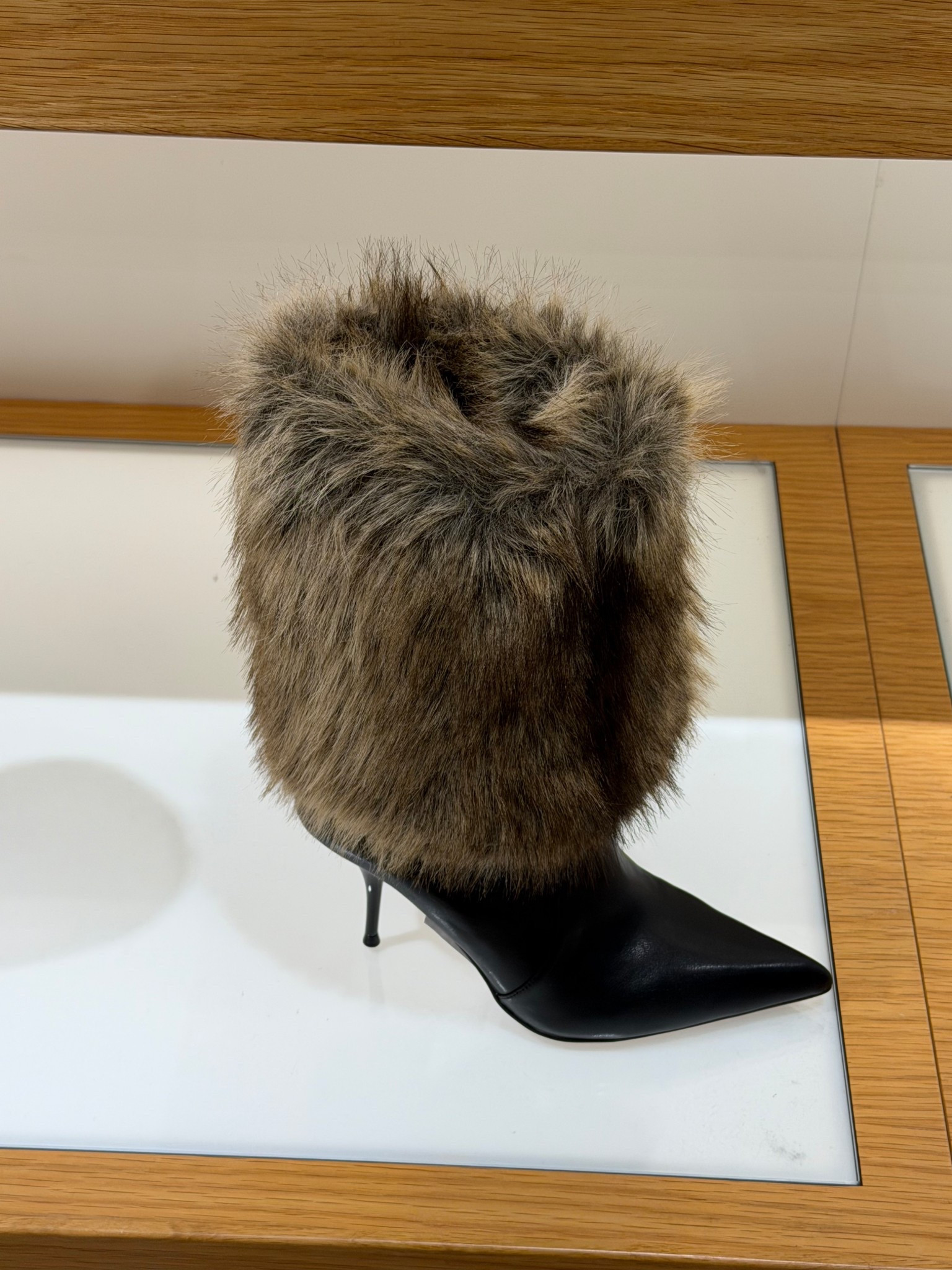Fur boots are so chic for winter I really like this one 

#LTKgrwm #LTKTravel #LTKGiftGuide