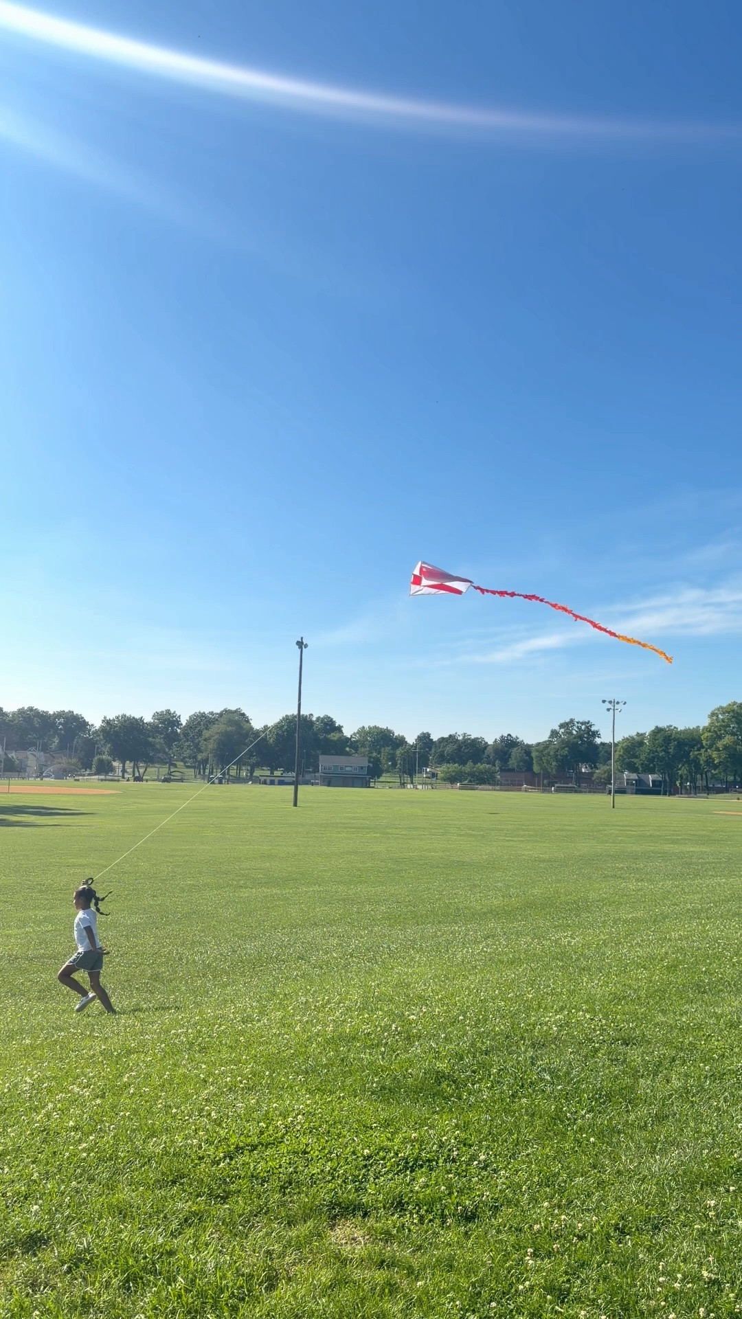 LOGRÉ HACER QUE EL TIEMPO SE PASARA VOLANDO Y DIVERTIDO- literalmente!! 
Un verano sin summer camp no es Verano! Este fue inventando por mi! 🫶😆💕
.
FLYING A KITE 🪁 IT SO MUCH FUN AND PERFECT FOR ACTIVE KIDS! 👧🏻 
.
.

#LTKdayinmylife #LTKOver40 #LTKSeasonal