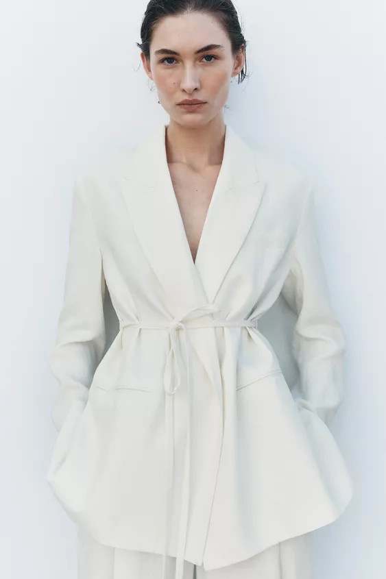 ZARA WOMAN COLLECTIONBlazer made of yarn with a wool and viscose blend. Notched lapel collar and ... | Zara US