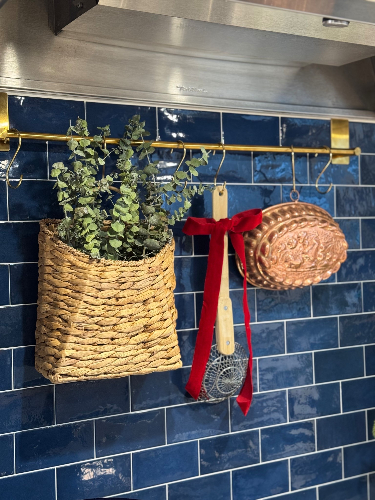 Gallery rail over the cooktop


#LTKmomlife #LTKHome #LTKFindsUnder50