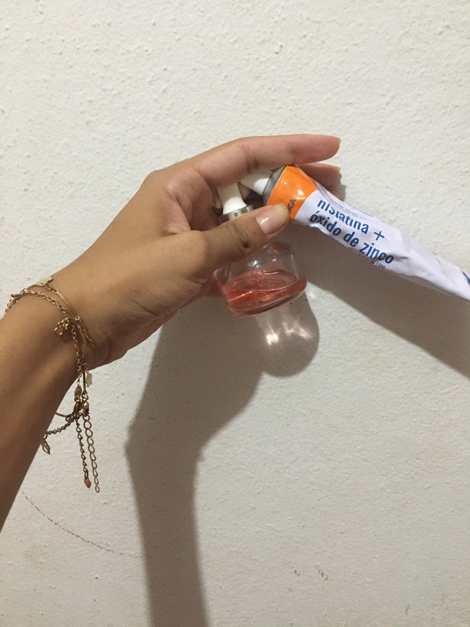 Oioi gente!! Super dica para vocês ✨
Essa misturinha vai te salvar das manchinhas indesejáveis na pele ✨
Tem ação anti-inflamatória ✨
É ideal que seja utilizada a noite✨
Pode usar todos os dias para um resultado mais rápido ✨
Lavar o rosto pela manhã com um sabonete líquido de sua preferência ou um neutro✨
Usar protetor solar durante o dia, mesmo em dias nublados ✨
Ps.: se sua pele for acneica evite o uso no rosto
#LTKGift

#LTKbrasil #LTKhome #LTKbeauty