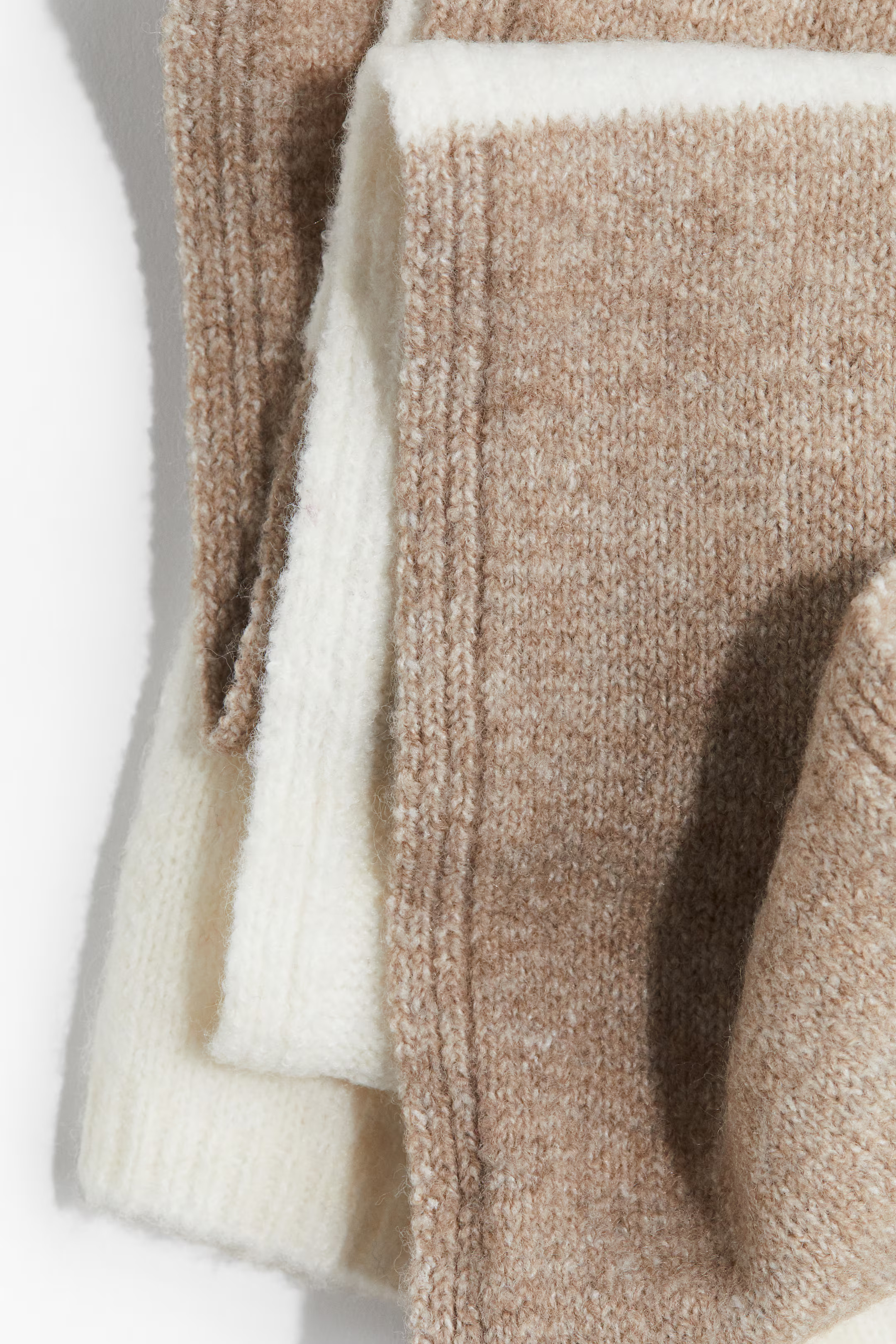 Fine-knit scarf | H&M (UK, MY, IN, SG, PH, TW, HK)