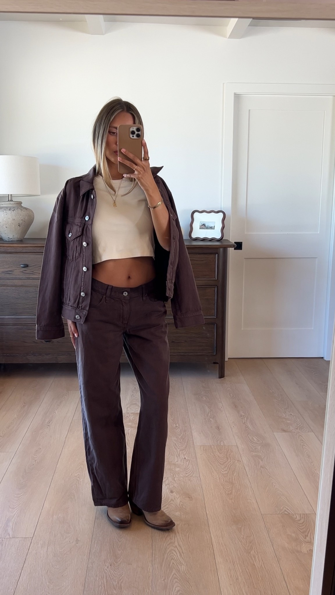 WHAT IM WEARING: 
Brown denim - Abercrombie ( I did 24 short. I’m 5’4 and normally do regular length but any time it’s low rise I’ll do short) 
Brown denim jacket- Abercrombie ( I did xs ) 
Basic tee- cuts tomboy tee ( best basic ) 
Boots- older from BOOTBARN 