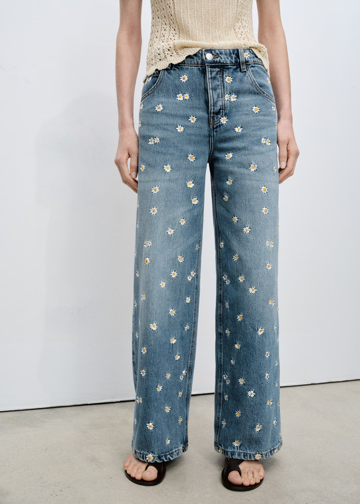 Flower-embroidered wideleg jeans | MANGO (UK)