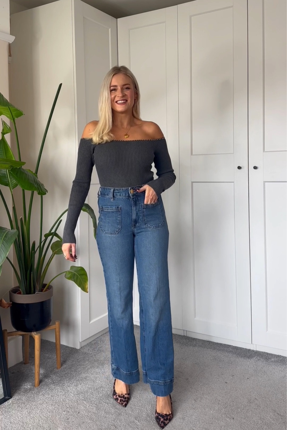 Jeans and a nice top outfit idea 🖤

Date night outfit, jeans, knit top