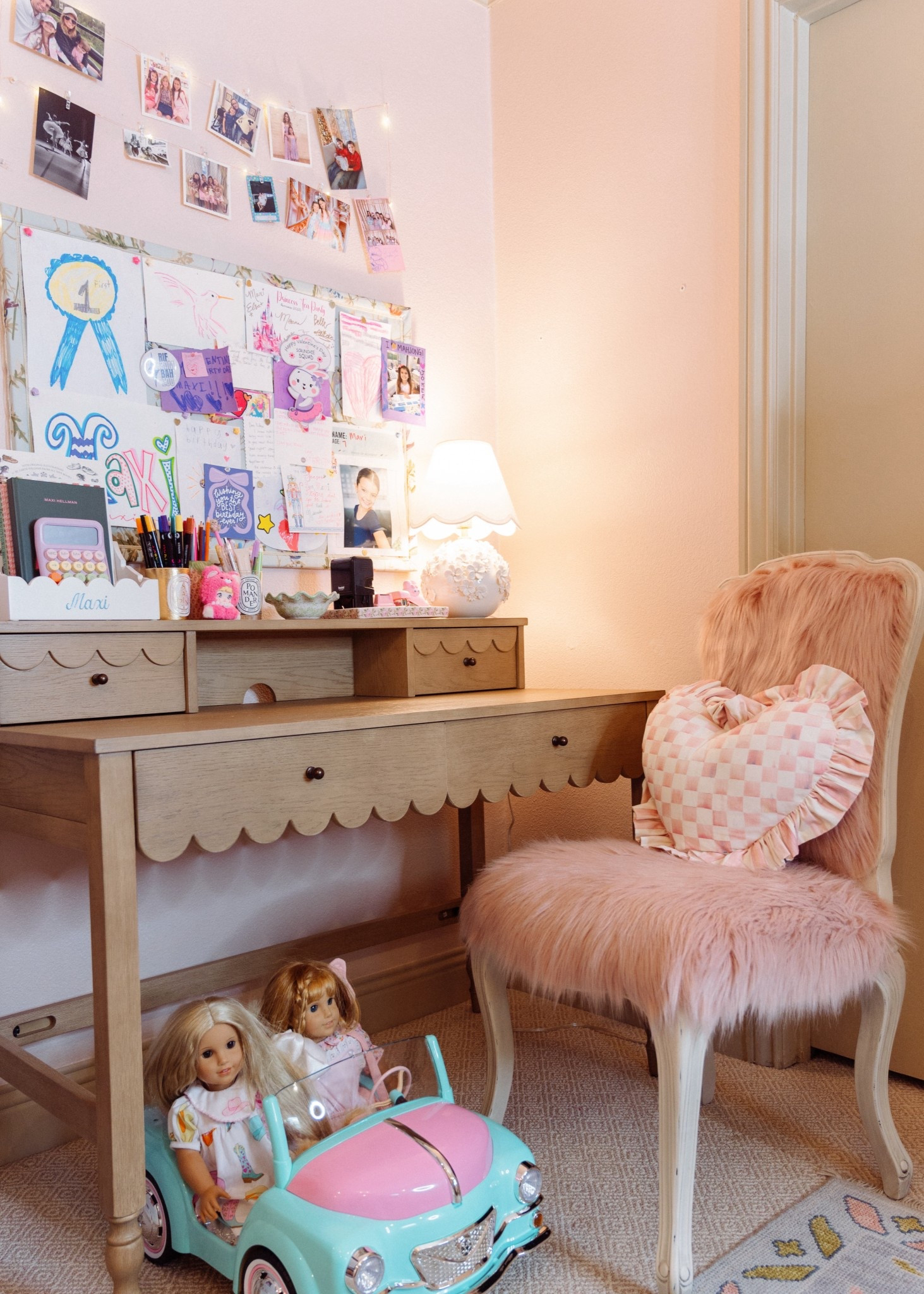 Tween desk and accessories. 📝