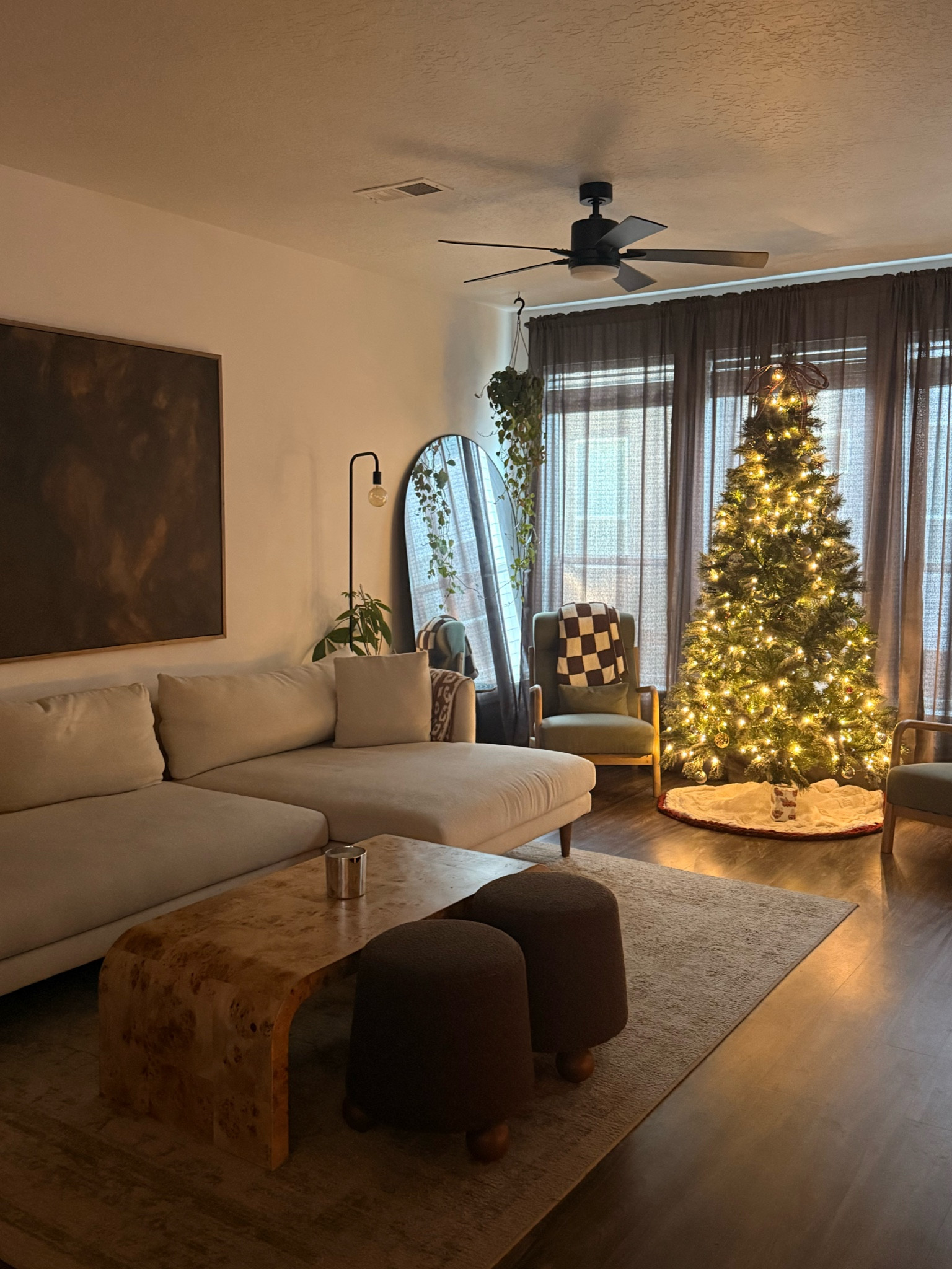 Cozy Christmas living roomm

#LTKSeasonal