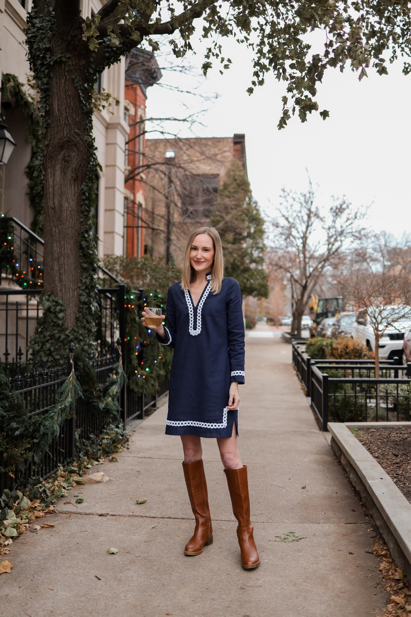 🥂 Cheers to the weekend—and a decade of tunics! I don’t wear a linen dress in 20-degree Chicago weather for just anyone. 😂 So proud of my friends at @sailtosable on their 10-year anniversary! And the STS anniversary capsule collection m, inspired by their coastal New England roots, is 👏🏻 …Linking my faves, all of which make for the perfect holiday gifts and the best vacation pieces. 🎁🌴 

#LTKtravel #LTKHoliday