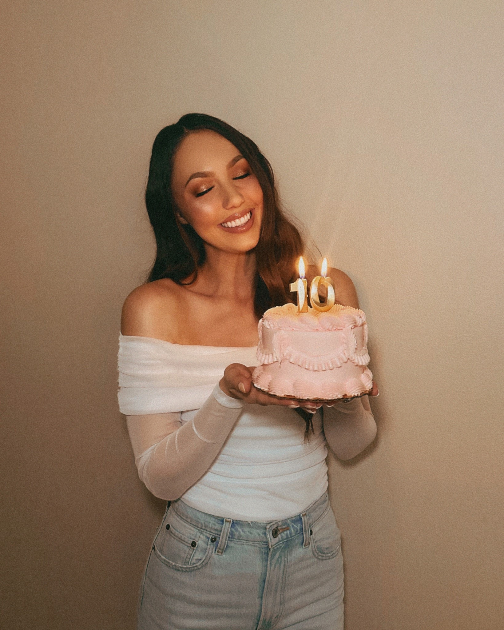 White off the shoulder top with sheer long sleeves 



Going out tops, girls night tops, date night tops, my styled life, sheer long sleeve top, Valentine’s top, Valentine’s outfit.

#LTKValentine