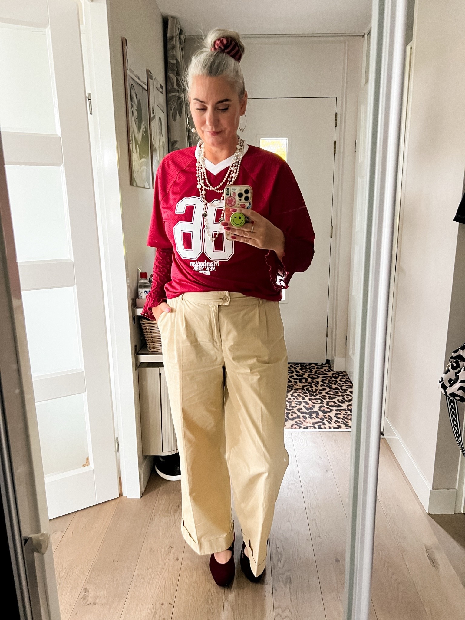 OOTD - Woensdag. Een bordeauxrode kanten top (M, MS Mode) met daarover een bordeauxrood football shirt (Primark, M), beige chino broek met wijde pijpen en omslag (HEMA,L), bordeauxrode fluwelen Mary Jane schoentjes, een oversized scrunchie en meerdere parelkettingen.

#LTKnederlands #LTKeurope #LTKmidsize