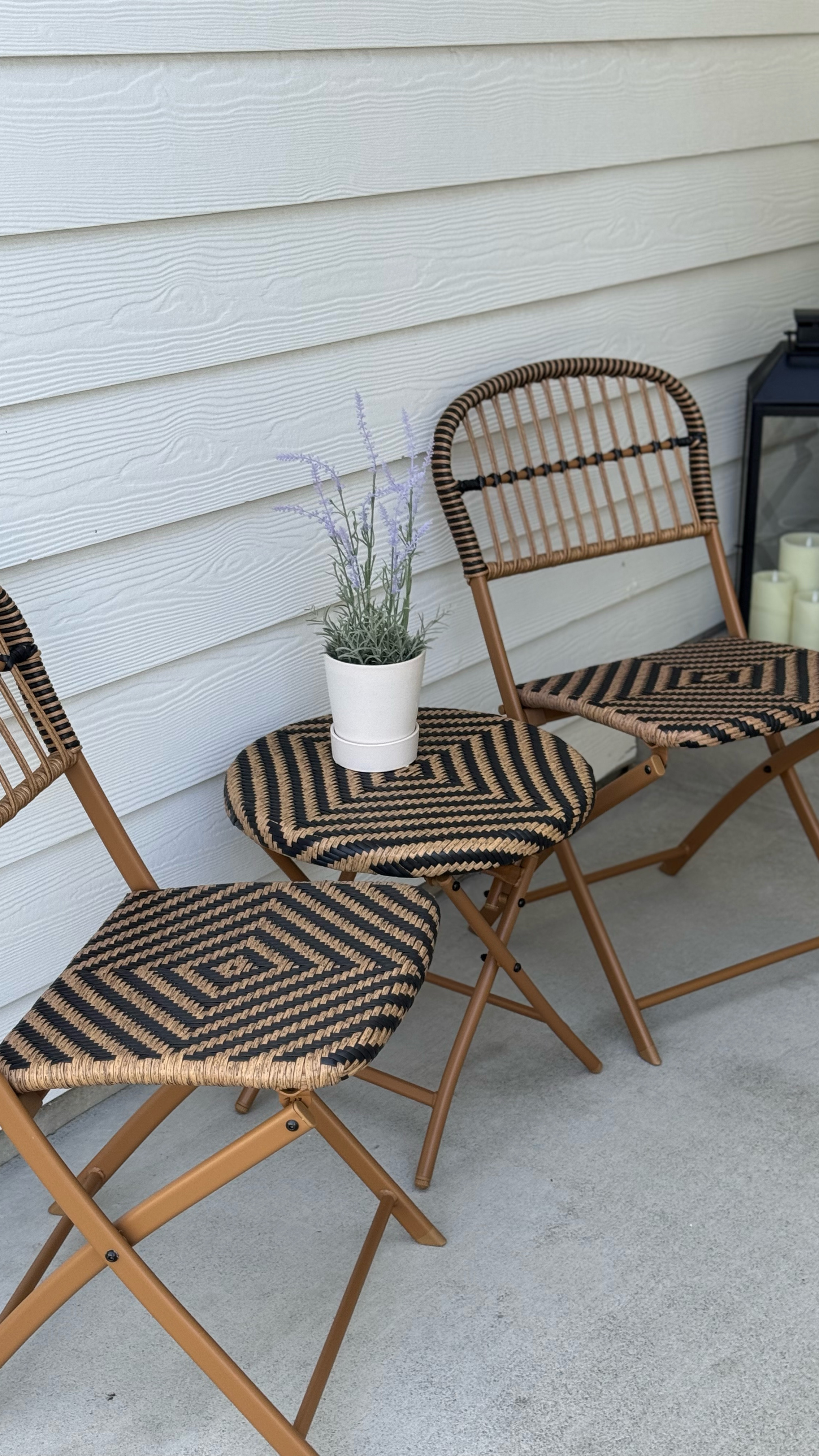 Love these folding chairs and side tables. Perfect for entertaining!