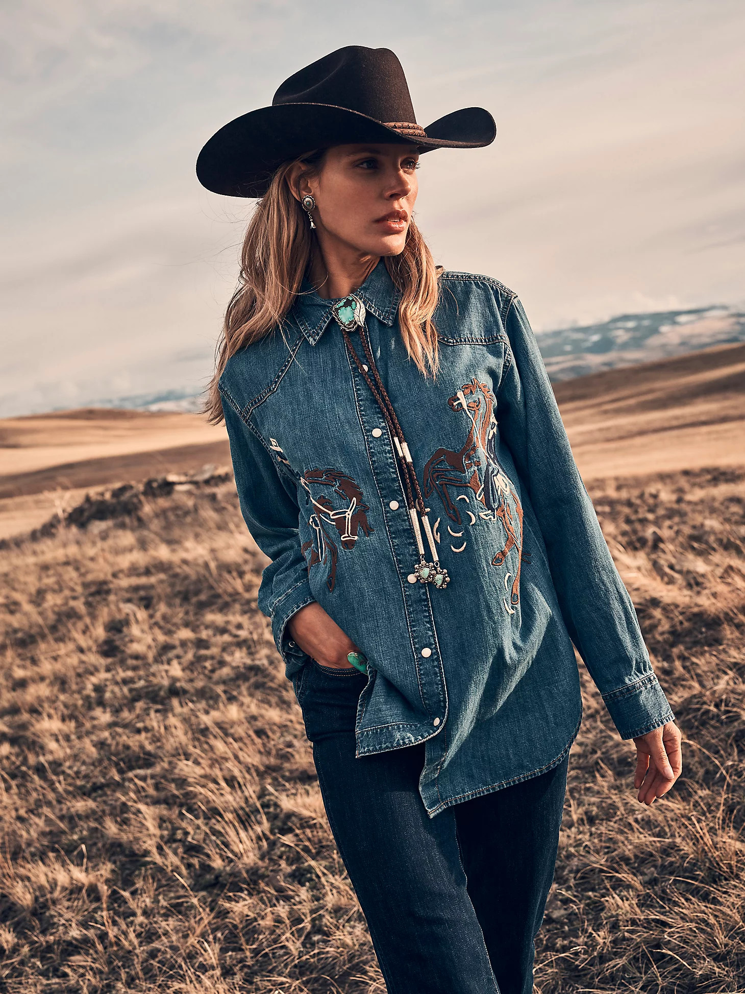 Women's Embroidered Horses Boyfriend Western Snap Shirt | Wrangler