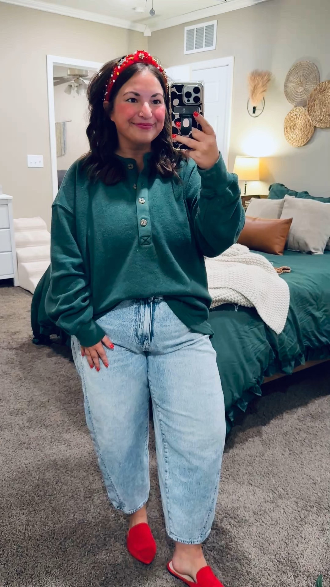 Just a hint of holiday spirit — soft colors, cozy textures, and effortless Christmas charm ❤️

mules: fit true to size // wearing a 5
jeans: fit true to size // wearing a 14
henley: fits oversized // wearing a large 

 

#LTKHoliday #LTKootd #LTKSeasonal