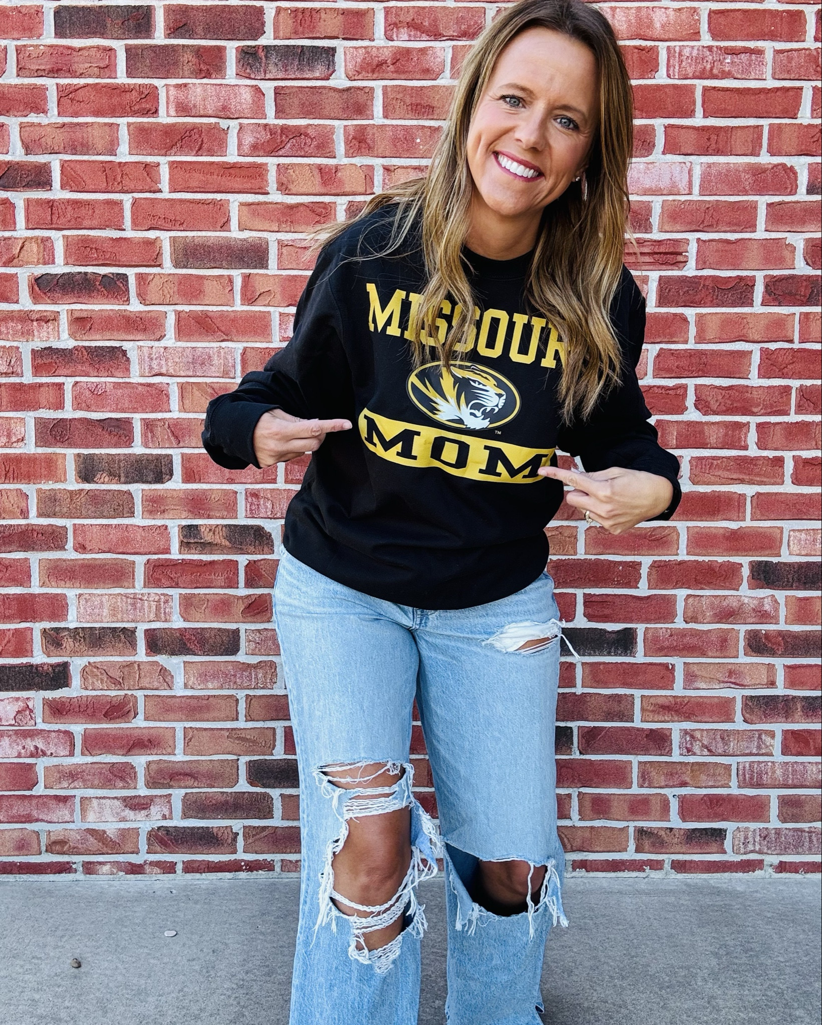 Game day ready in the perfect casual combo! 🖤💛 This Mizzou sweatshirt is cozy, sporty, and full of Tiger pride—paired with distressed wide-leg jeans and classic black Converse for that effortless look. Whether you’re cheering from the stands or tailgating with friends, this outfit is all about comfort and team spirit. Go Tigers! 🐯 MIZ…

#MizzouStyle #GoTigers #GameDayFit #CollegeStyle #LTKGameDay

#LTKShoeCrush #LTKFindsUnder50 #LTKStyleTip