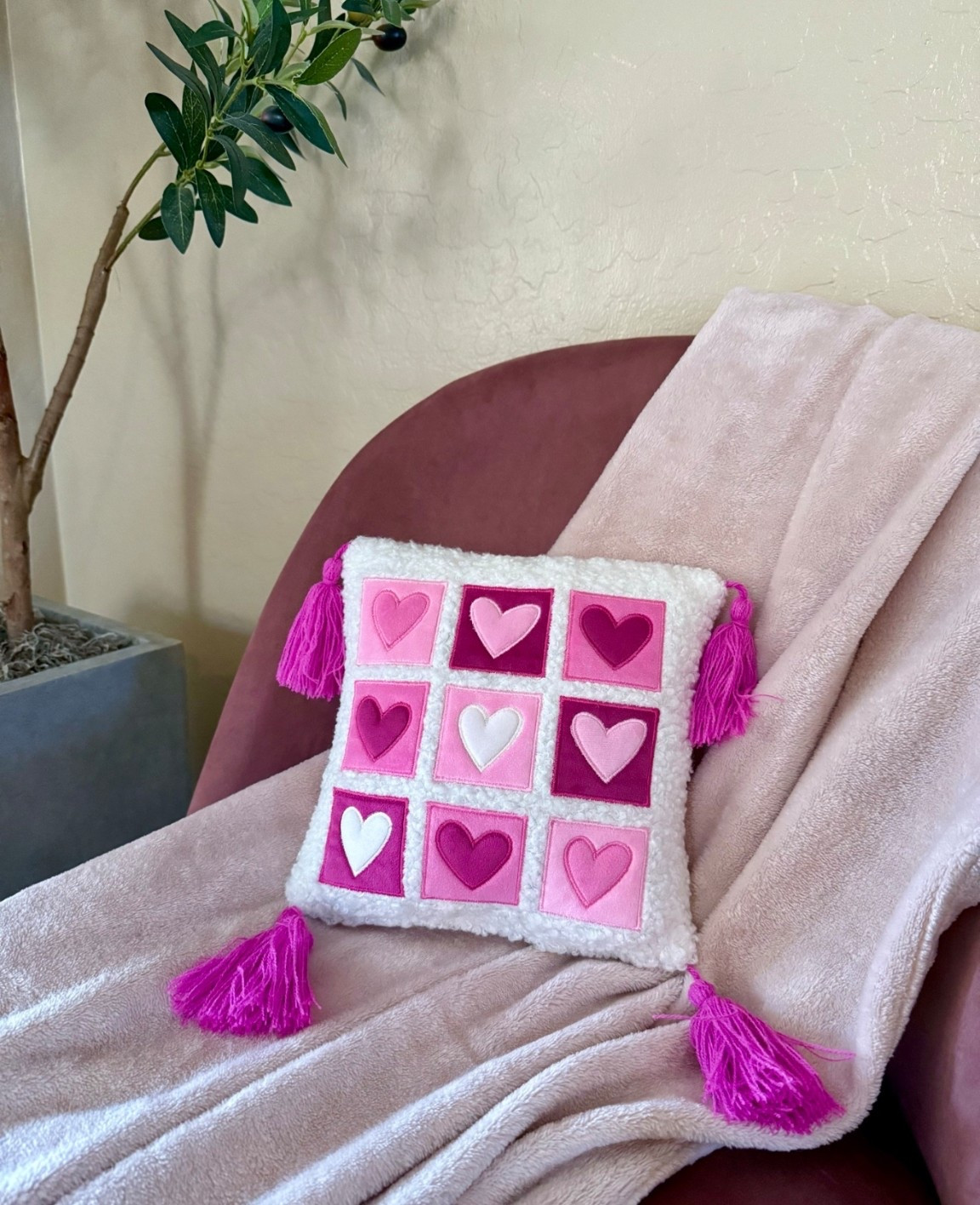 This adorable mini Valentine’s Day decorative pillow from Target is just $4 now. Linking more Valentines decor $10 and under. #LTKFindsUnder50

#LTKValentine #LTKSeasonal #LTKHome

#LTKSaleAlert