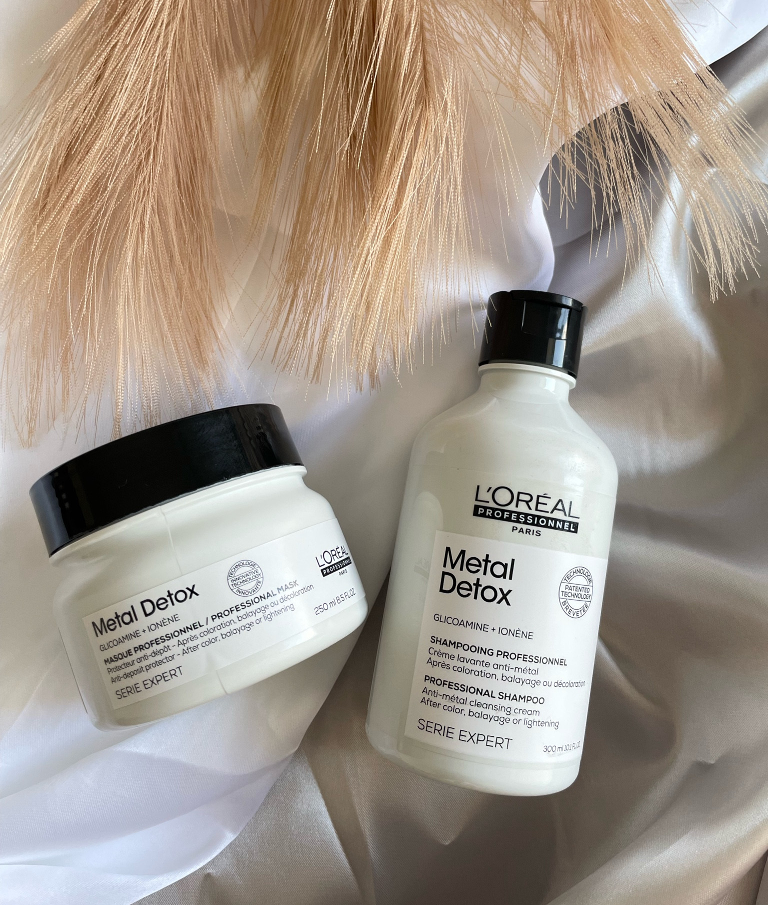 Metal Detox de Loreal é a tecnologia em produto! 

Sou apaixonada nos produtos da Loreal, mas esse kit tem minha total admiração! 

Ela contém dentro de sua fórmula uma molécula que neutraliza os metais pesados que vão se acumulando no nosso fio e danificam ele com o tempo. 

Esses metais pesados são incompatíveis com a química, então todo cabelo que sofre com a porosidade e sem vida que o cabelo fica após processo químico, precisa conhecer essa linha! 

Quando ele neutraliza esses metais pesados, ele faz com que a cutícula sele novamente e isso significa que ele fica com muito brilho! 

Ele também pode ser a salvação naquele cabelo loiro na piscina! 

Metal detox entra como um complemento no cronograma capilar e pode ser usado uma vezes na semana ou então a cada 15 dias. 

Eu não fico mais sem essa linha no meu box! 👌🏻

#LTKbeauty #LTKbrasil #LTKFind