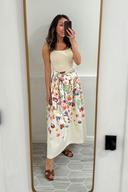 This skirt 😍 It is even prettier in person.  I love that it can be worn on vacation or a summer dinner but can also be dressed up for a wedding 👌🏼 The multi color flowers make the top color options unlimited!  This one is a winner. TTS. I’m 5’6 and the length is perfect for flat shoes and heels too. 

#talbotspartner #travelwithTalbots #mytalbots #modernclassicstyle @talbotsofficial