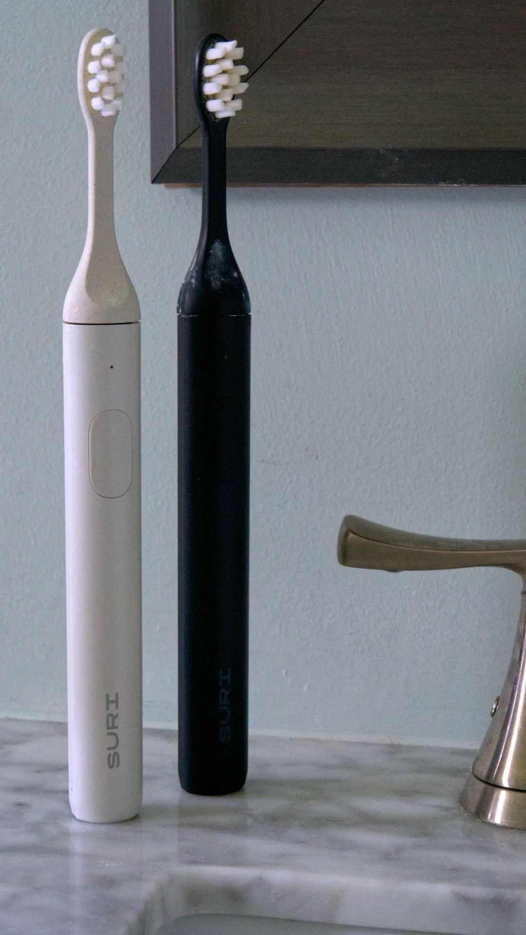 Mein Partner hat sich 2023 auf Empfehlung seiner Zahnärztin auf die Suche nach einer elektrischen Zahnbürste gemacht. Dabei ist er auf das B-Corp-zertifizierte Unternehmen Suri gestoßen. Erst ist er auf die Schallzahnbürste von Suri umgestiegen, Mitte 2024 bin ich nachgezogen und wir sind beide sehr zufrieden. Der Kundenservice? Schnell, freundlich und unkompliziert – aus eigener Erfahrung bestätigt.

#LTKeurope #LTKbeauty #LTKdeutschland