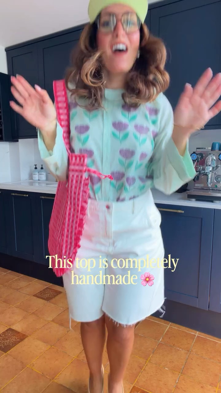 You’ve never seen anything like this in your wardrobe and that’s exactly the point🌸

This top was handmade by my dear friend Alia at @silk_andstrokes every single piece she creates is completely unique, made by hand, in pure breathable fabrics. There will never be another one exactly like this.
That’s what I love about supporting small. It’s not just a purchase it’s a piece of someone’s heart💚
If you love colour, joy and something truly special, go and follow her. And to my little community thank you as always for being here. You all make this so worth it🤍

*Top @silk_andstrokes 
Jorts @topshop 
Shoes @asos 
Hat @damsonmadder 
*Bag @joules 
Sunnies @bershka 

*gifted 

#handmadefashion #slowfashion #outfitreel #fashionover40 smallbrandsupport