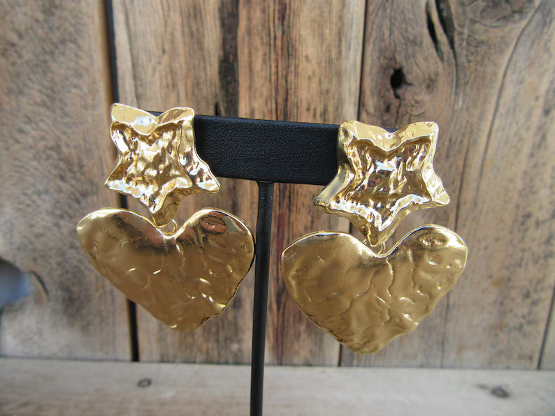 90s Modernist Heart Gold Tone Dangle Earrings Pounded Large - Etsy | Etsy (US)