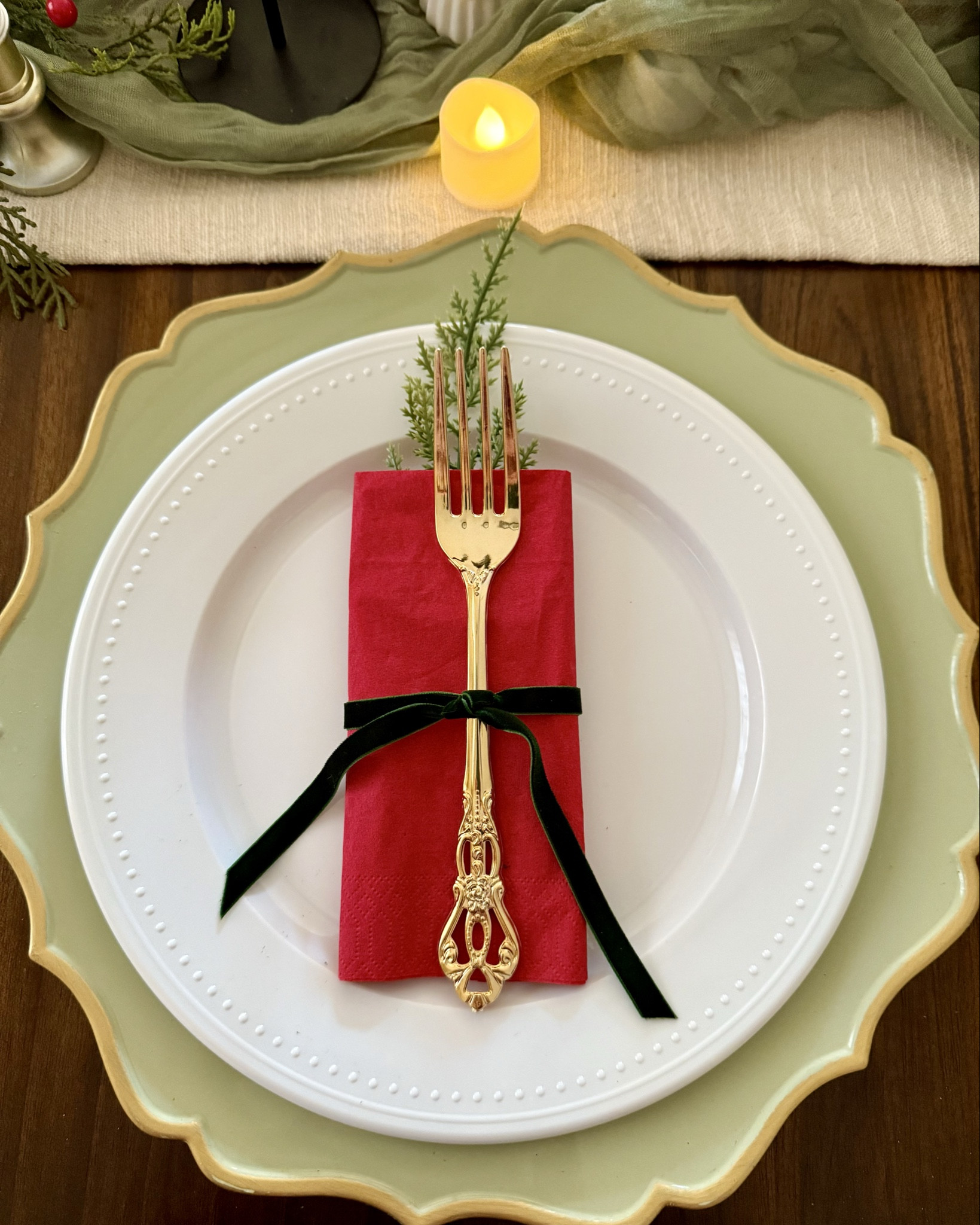 Last-minute essentials for the Christmas table, including napkins, plastic plates, and forks, that will arrive on time with Amazon Prime. I particularly love these gold vintage-looking forks, which are only $8.99 for a pack of 30. They’re perfect for the holidays or any event. 

#LTKHome #LTKHoliday #LTKFindsUnder50 #LTKSeasonal