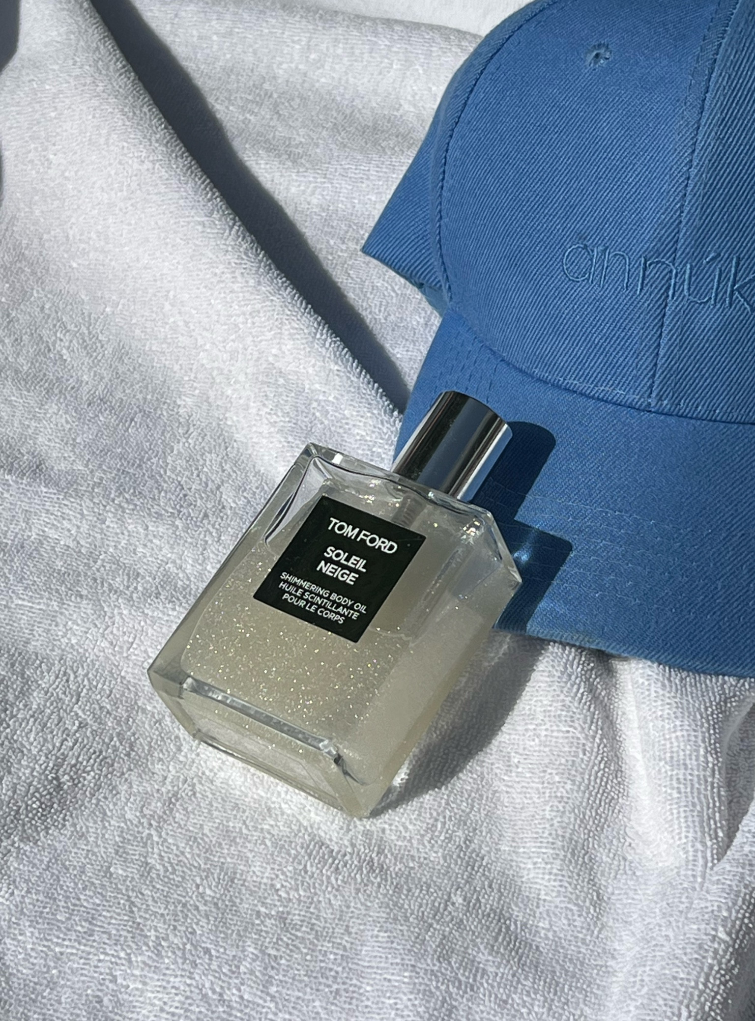 TOM FORD SHIMMERING BODY OIL CAPTURES THE SULTRY EFFECT OF SUN-KISSED SUMMER SKIN AND TEMPTS THE SENSES WITH A FRAGRANCE OF SCORCHING SENSUALITY. THIS SILKY AND LIGHTWEIGHT OIL ILLUMINATES THE SKIN WITH SHIMMERS OF GOLD AND PLATINUM LEAF. THE CAPTIVATING FRAGRANCE WRAPS A BOUQUET OF WHITE FLORALS IN A GOLDEN, AMBER-SANDALWOOD EMBRACE AS TEMPTING AS A WHITE-SAND BEACH, AS IRRESISTIBLE AS THE PERFECT TAN.

#LTKfindsunder100 #LTKbeauty