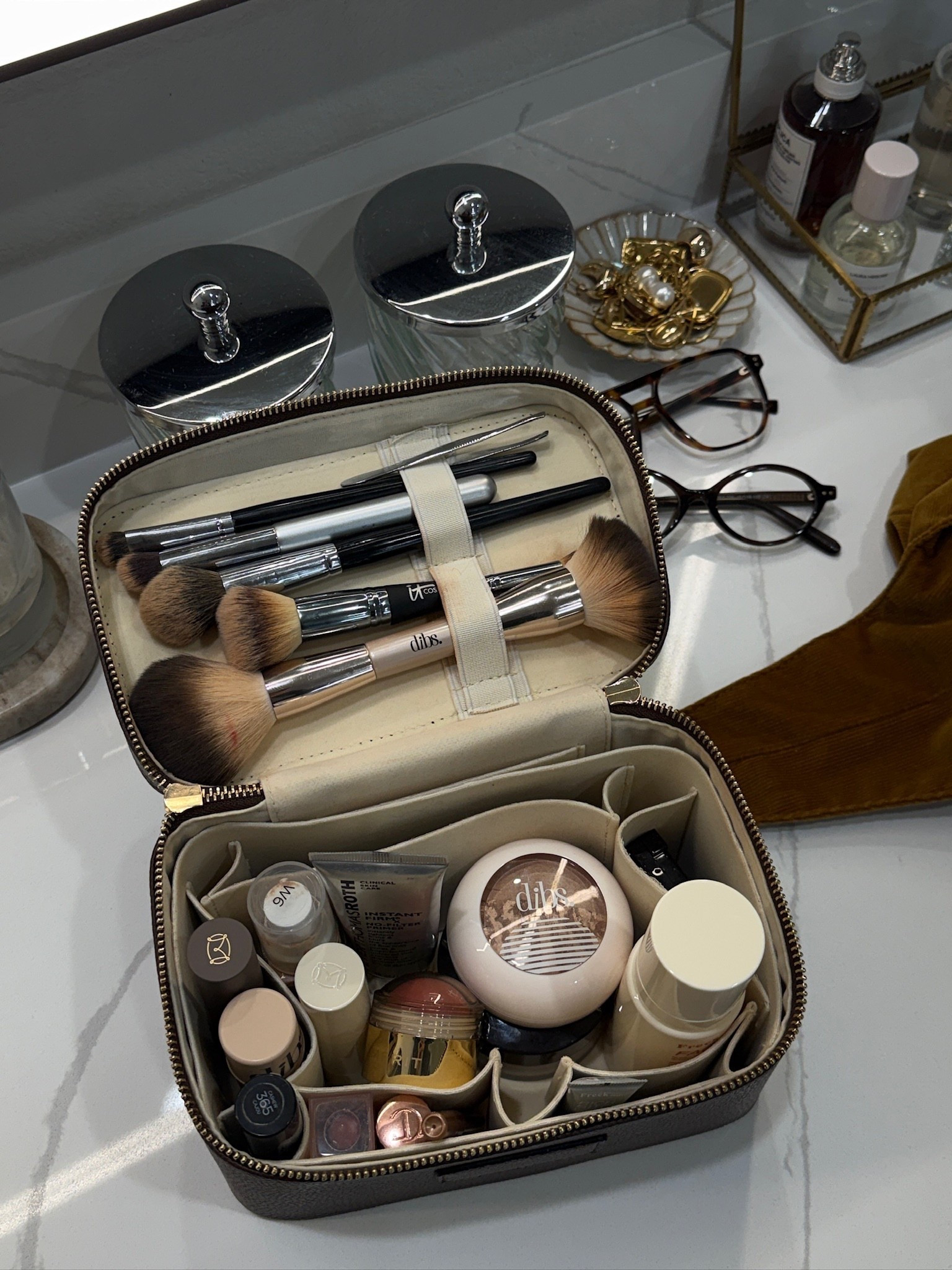 Loving this new makeup bag from Amazon!! It’s a less option to a more expensive one & comes in multiple colors! Perfect for travel/everyday makeup! I have the bigger version too! 

amazon finds, beauty finds

#LTKBeauty