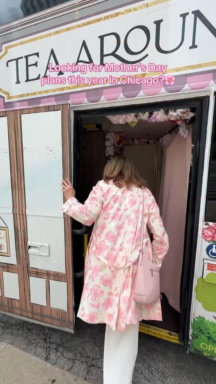 Took my mom to @teaaroundtownnyc in the city to celebrate her birthday and it was such a cute experience! Such a fun idea for Mother’s Day!

#chicagomothersday #mothersday #chicagoinfluencer #TATFloralChic #TeaAroundTownChicago HOSTED