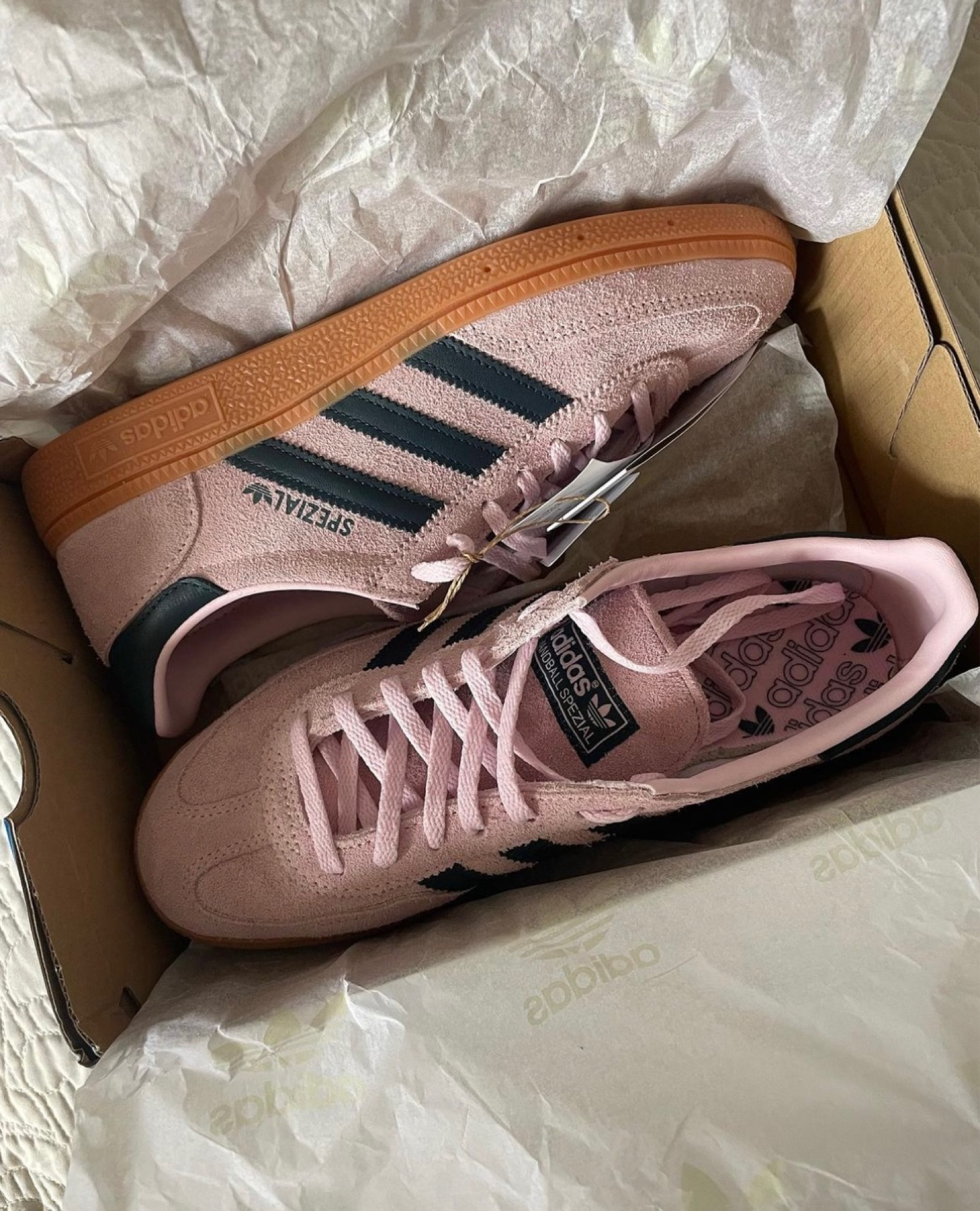 Pink adidas trainers 

Adidas spezial
Adidas sambas shoes
#trainers #adidasshoes #pinkoutfit 