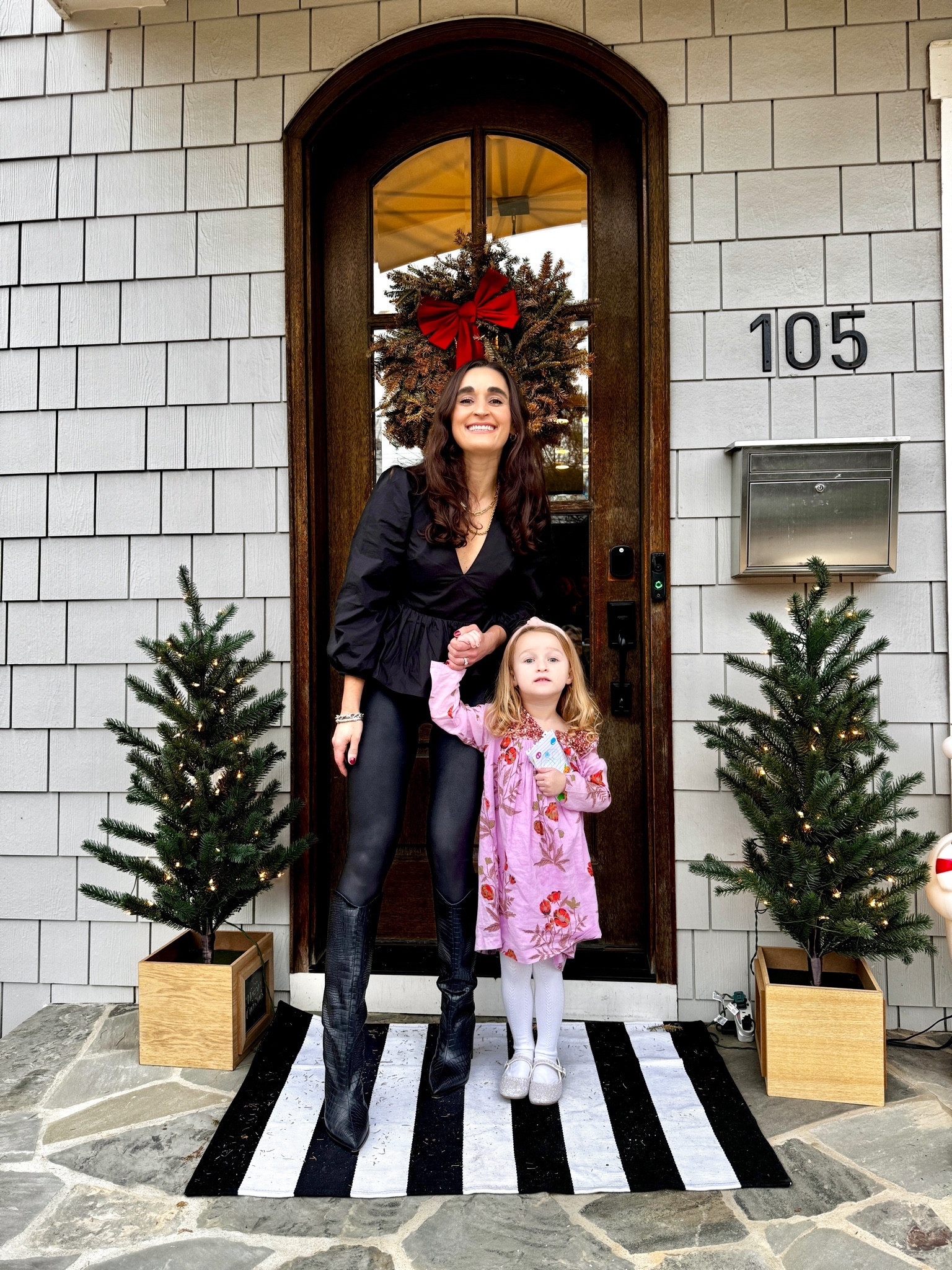 All black outfits are effortless & always a good idea  🖤🖤🖤