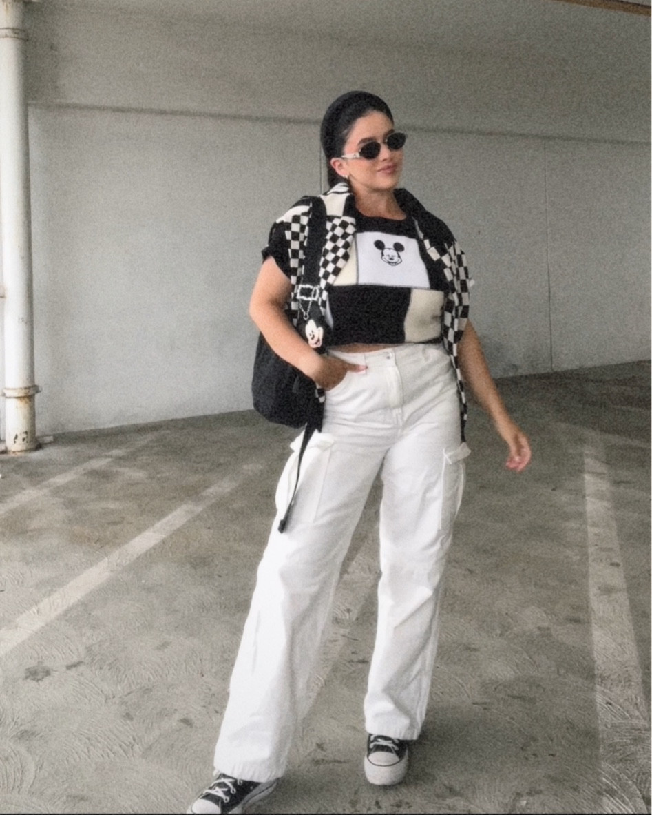 Casual park fit🤍🖤🐭

#LTKFindsUnder100 #LTKHalloween #LTKU