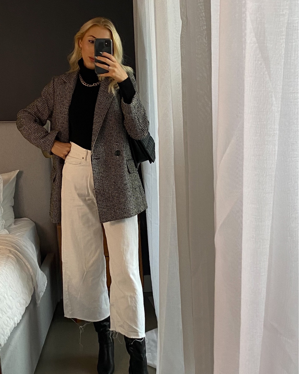 Office chic 

Oversized blazer, wide leg pants, tall back boots, office outfits, winter outfits 