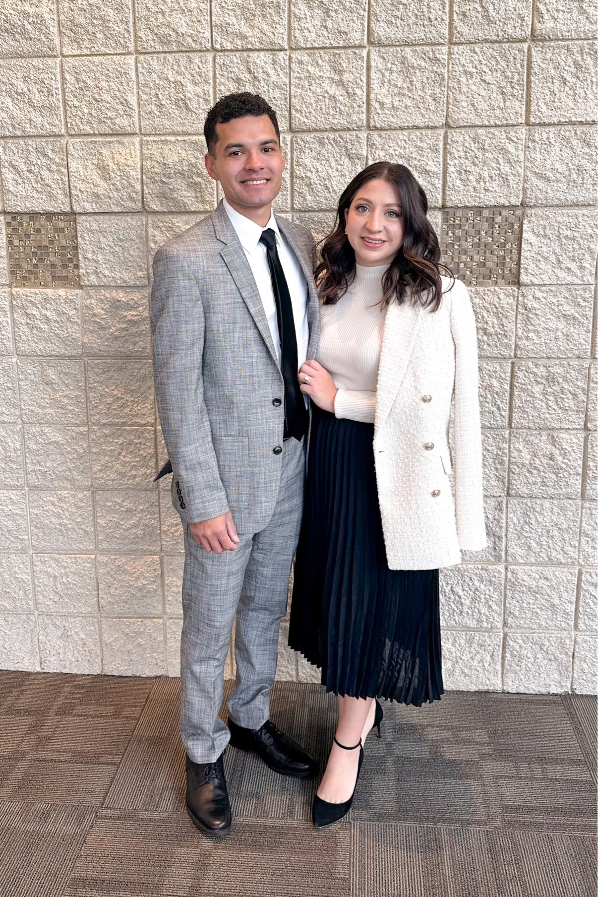 Neutral outfits, meeting outfits, tweed blazer, pleated skirt, family photo outfits 