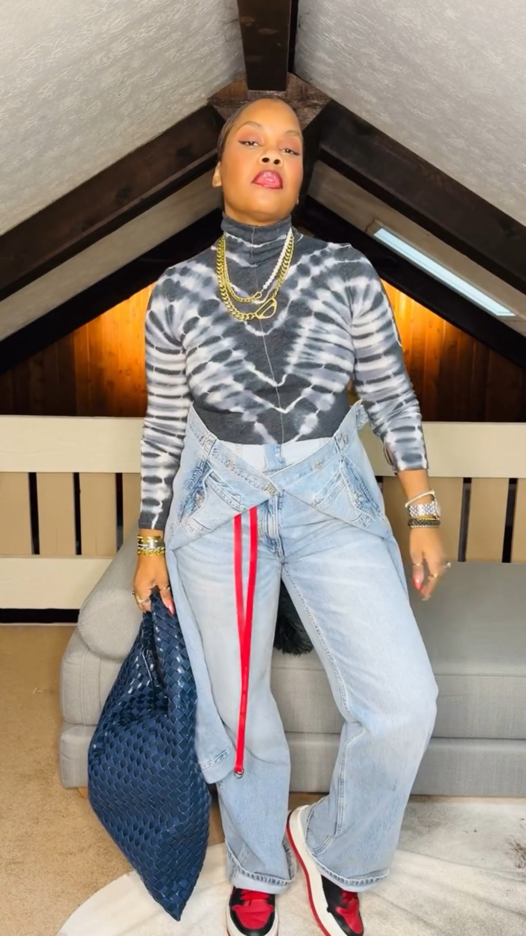 Happy Saturday loves! Y’all know I love a cool and comfy weekend lewk! Everything is old, but still a vibe! What y’all think?
•
•
Style over forty, jewelry style, overalls, denim style