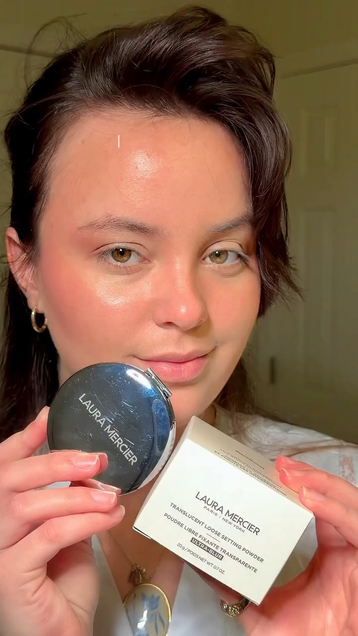 Recibí este regalo de @lauramercier y me están encantando ambos productos. Los polvos hacen que mi maquillaje se mantenga sellado todo el día y sin brillos. Y el espejo es tan especial, me recuerda a esos relojes de bolsillo, hasta perdí ponerle una foto… #lauramercierpartner #giftedbylauramercier #ugc #polvossueltos #ugccreator
