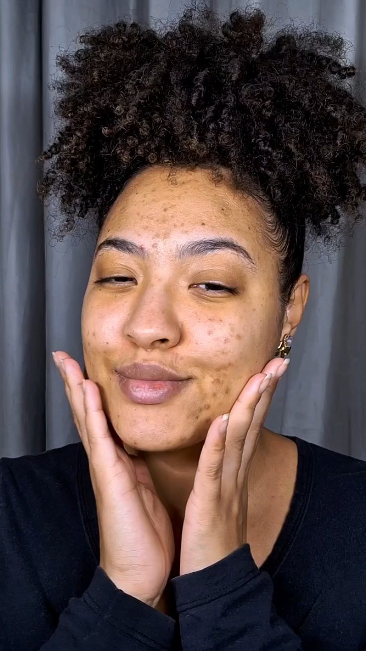 Pele linda mesmo no frio? ✨️Vem comigo nessa preparação de pele focada no inverno!Mesmo com a pele oleosa, o ressecamento aparece por aqui — então fiz um passo a passo completinho com foco em hidratação, viço e confortoPerfeita pra dias gelados ❄️Produtos que usei: Tônico Antiacne @sallveBastão Antioxidante Olhos @sallve / Hidratante Reparador Labial @sallve / Hidratante Facial Multiativos @simpleorganic /Óleo Antioxidante @sallveProtetor Solar Facial FPS60 @sallve / Skindrops Glow Gold @carenaturalbeauty /Base Líquida Matte n°05 @noufcosmeticos / Corretivo Líquido Matte n°04 @noufcosmeticos / Pó banana Photo Focus @wetnwildbeauty.brasil / Bruma Fixadora Holográfica @ninamkup 🥰🏷 Cupons:Sallve - 10#FRANCIELLELIMEIRA ✨️ Simple Organic - FLP-FRANCIELLELIMEIRA ✨️ Care Natural Beauty - FRANCIELLEL ✨️ Nouf - FRANLIMEIRA10 ✨️ Salva pra testar no seu próximo dia frio! 💆🏽‍♀️

#LTKbeleza #LTKbrasil #LTKguiadepresente