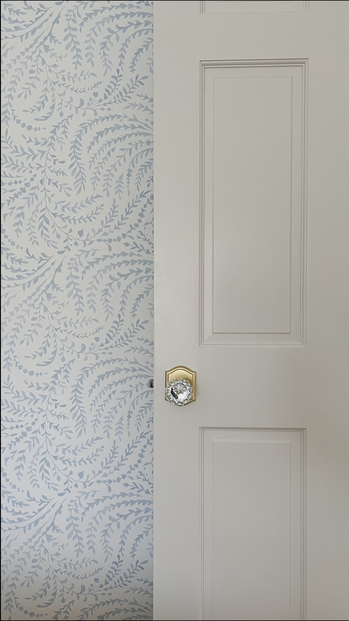 This wallpaper comes in 10 colors! I have the color sky. Save 20% now!

#LTKSaleAlert #LTKStyleTip #LTKHome