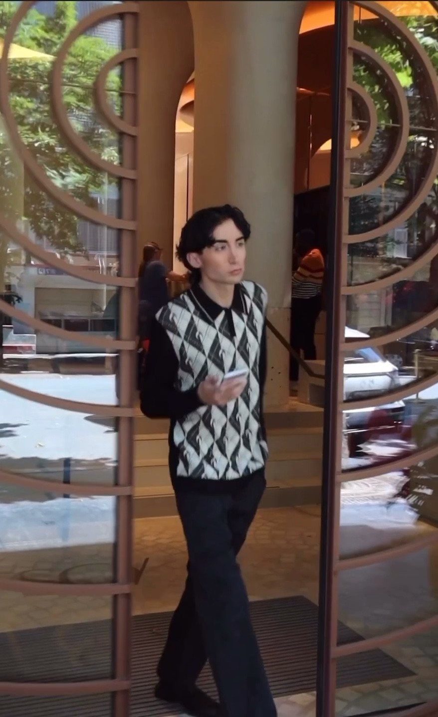 pantalon à design à empiècements, pantalon noir coupe droite, Marine Serre, polo à manches longues, polo noir et blanc, polo à logo Marine Serre, Paris fashion week, Paris men’s fashion week, MFW, street style 

#LTKstyletip #LTKmens