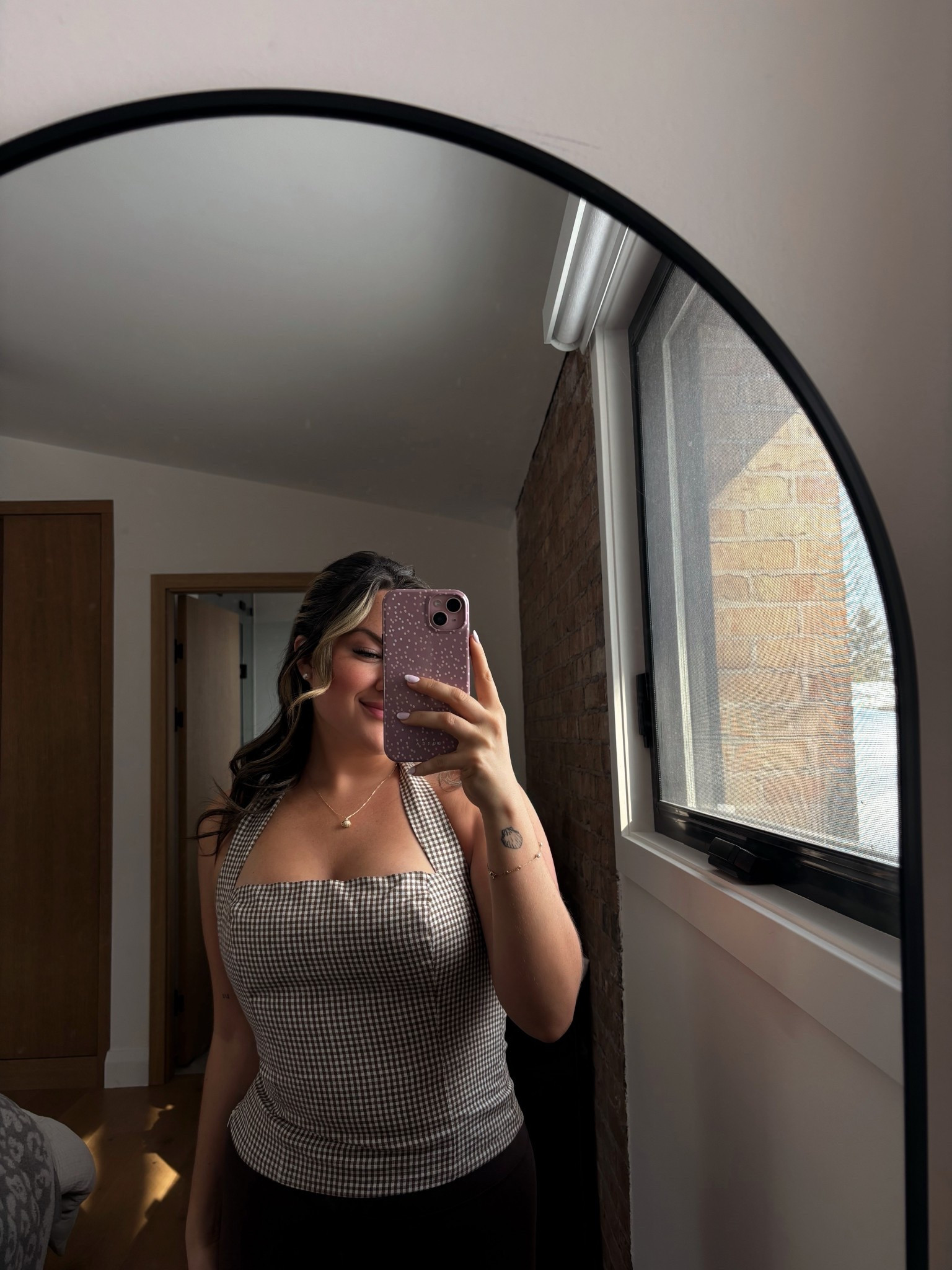 I have a gingham obsession and this shirt is perfection 👏🏼
Comes in different colours as well & some are on sale right now! And also comes in a dress as well! 

Wearing a size medium 

#springfashion #aritzia 

#LTKSpringSale #LTKPetite #LTKWorkwear