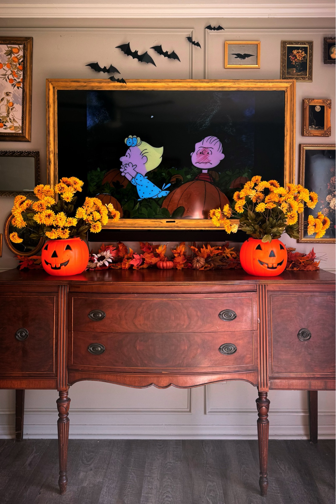 Halloween & Fall Mantel Decor


Halloween decor, fall decor, autumn, garland, faux pumpkin, faux flowers, Charlie Brown, mums, pumpkins

#halloween #fall 

#LTKSeasonal #LTKHome #LTKFindsUnder50