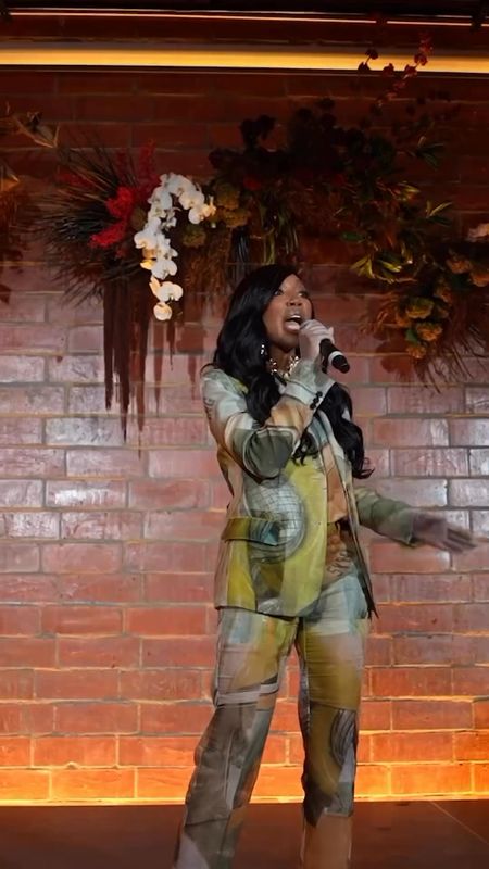 @brandy performed her hit song #iwannabedown wearing a @helmutlang suit. Hot! Find a link to purchase in our bio. What say you?
🎥 @sikoraent #brandy #brandystyle #brandyfbd