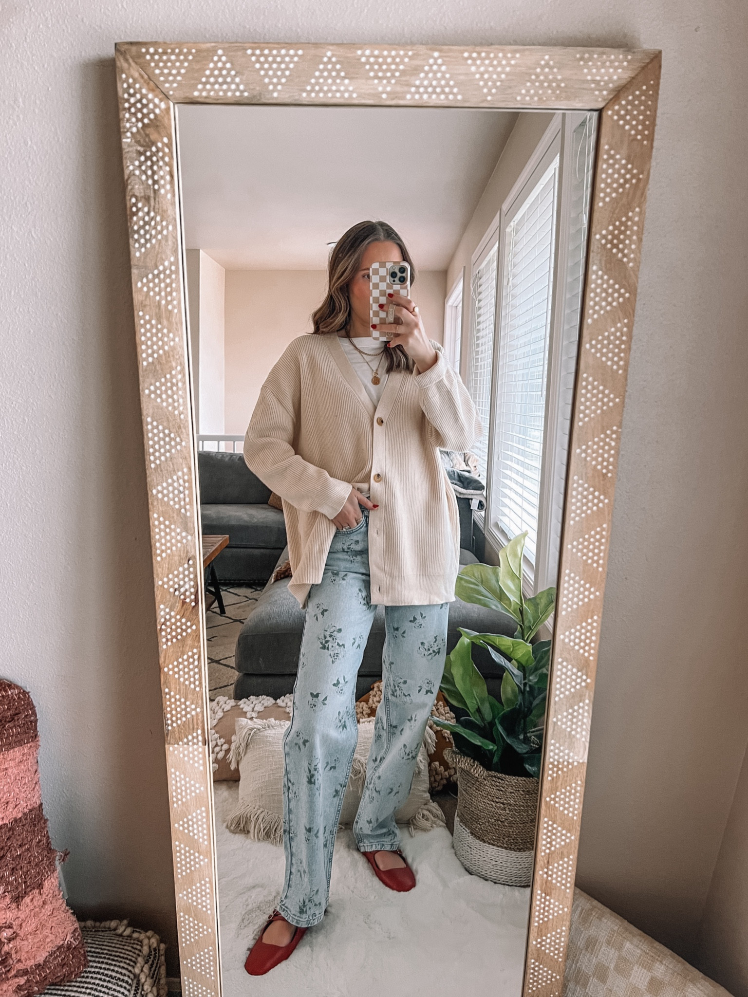 Teacher outfit idea🍎 wearing a small Amazon cardigan, small tee and size 0 floral denim

Teacher style | classroom outfit | classroom style | teacher outfit | workwear | spring style 



#LTKstyletip