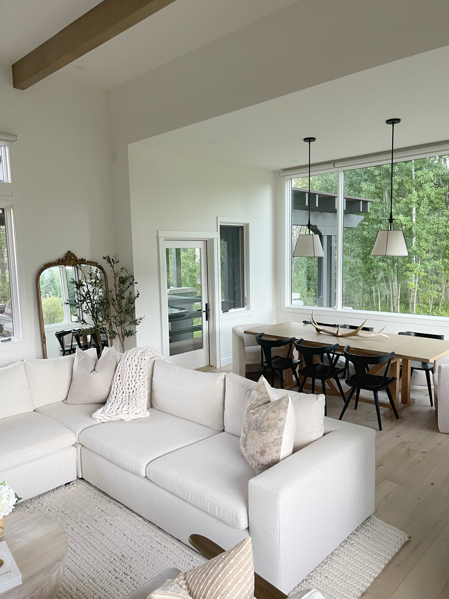 HOME \ living room sectional and dining room details 🍃😍

Decor
Pottery barn 
Target 

#LTKHome