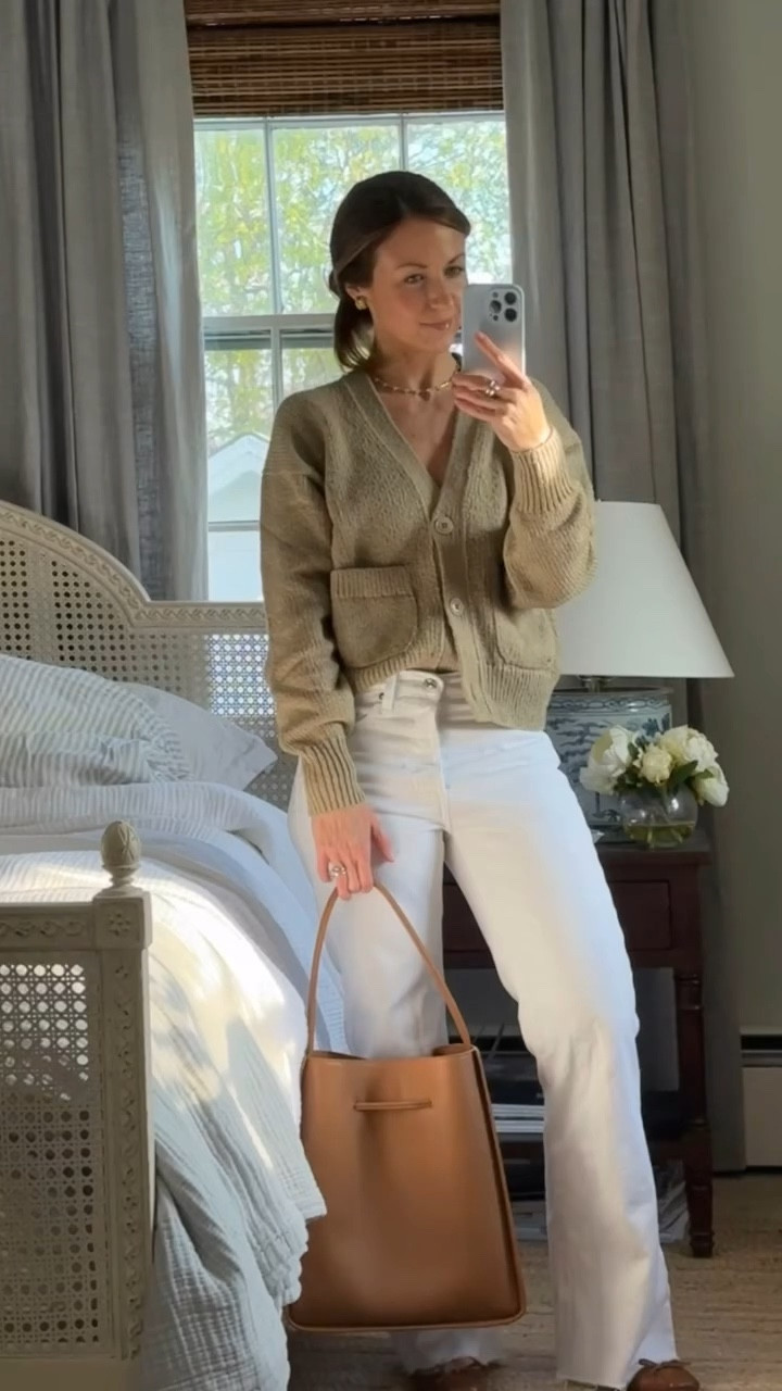 A week of outfits.. 

Although plans changed for the derby on Saturday the dress still deserved a moment 💙

Comment LINKS to shop 🤎
#everydayoutfits #aweekofoutfits #outfitideas #petitestyleinspo #elevatedeverydaystyle