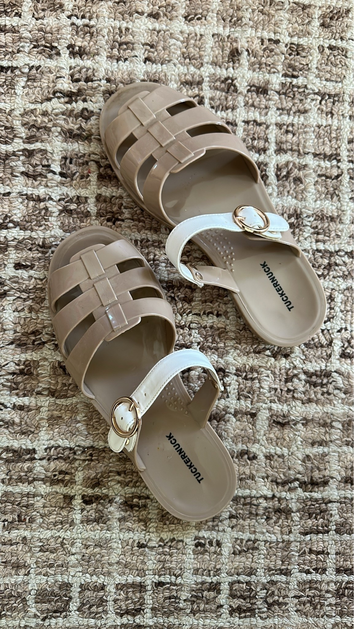 bought these last summer and excited for this warmer weather and being able to wear them again this season. come in a few colors.