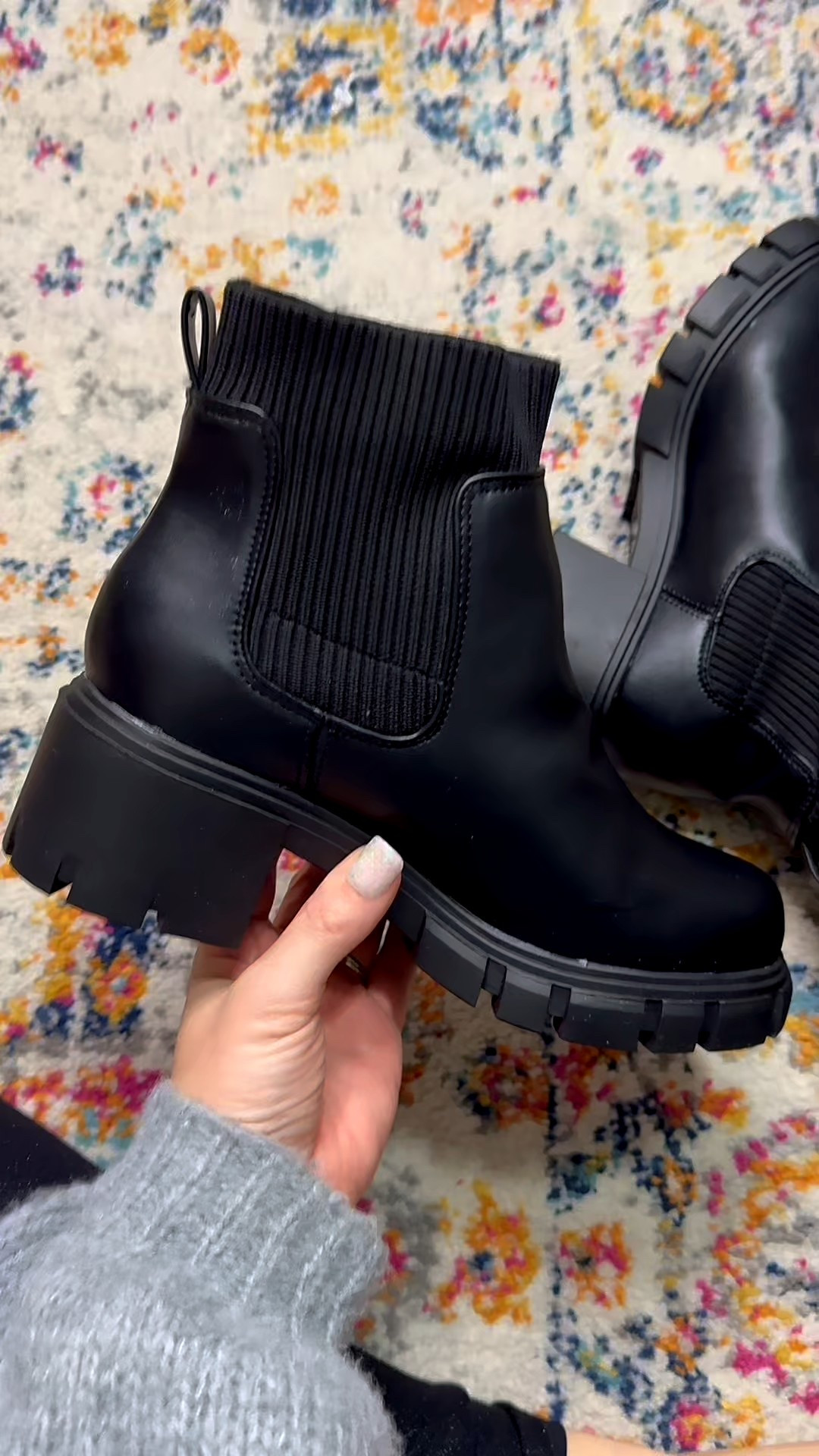 Black chunky heel Chelsea boots, fit tts







#LTKSeasonal #LTKFindsUnder50 #LTKootd