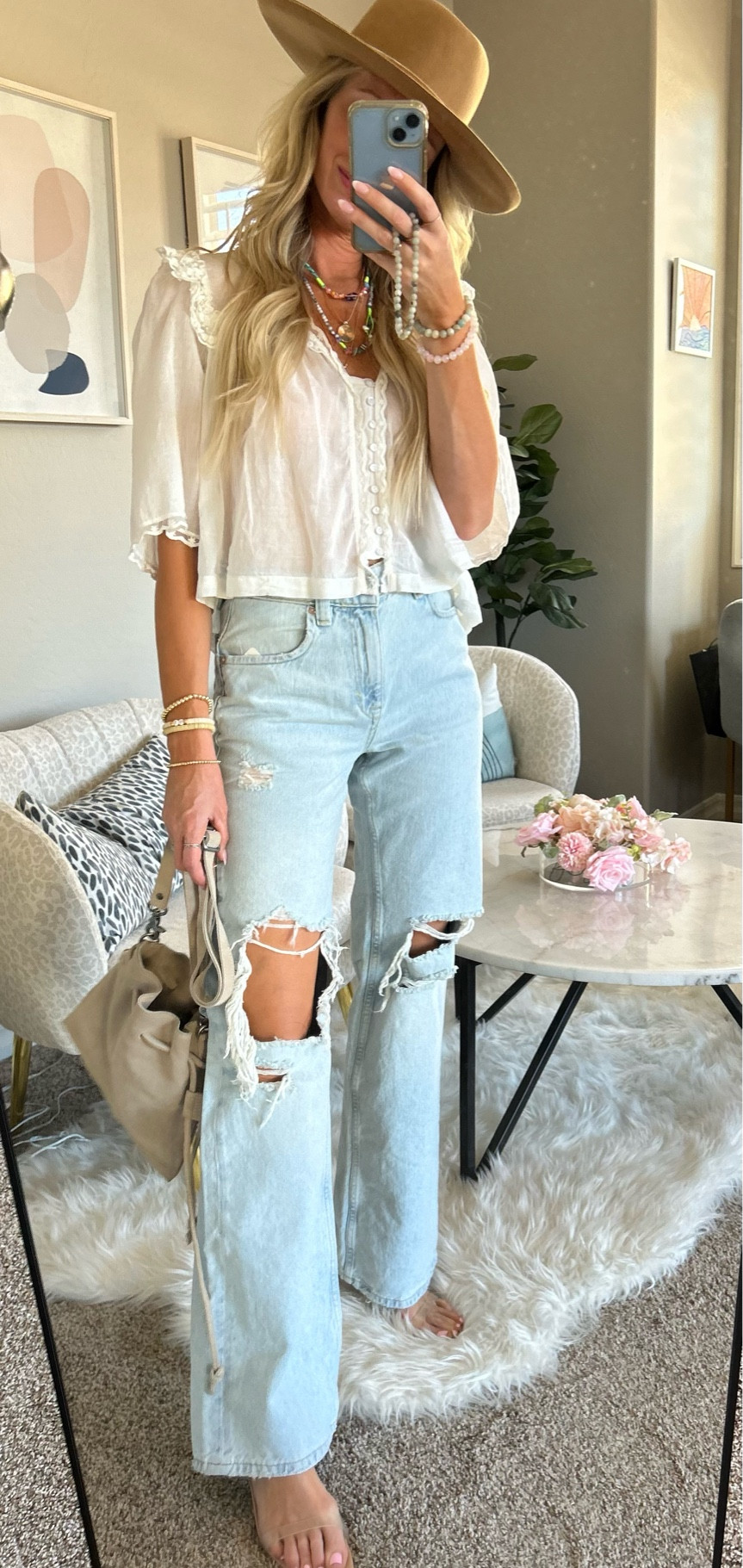 These are my new favorite jeans! This top has the cutest details! And this necklace is sooo cute in person! It is so fun for summer and full of colors!! 
The jeans are color ripper!
The necklace color is turquoise !
Summer outfit 
Boho outfit
Free people outfitt